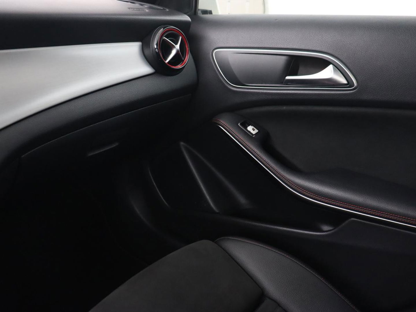 Mercedes-Benz GLA AMG 45 4MATIC | Panoramadak | Stoelverwarming | Xenon | Leder/Alcantara | Park Assist | Navigatie | 19'' lichtmetalen velgen | Cruise control | Bluetooth