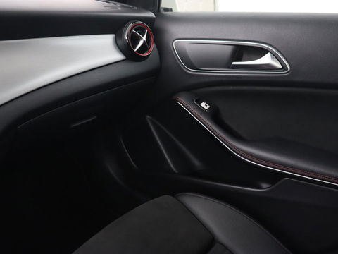 Mercedes-Benz GLA AMG 45 4MATIC | Panoramadak | Stoelverwarming | Xenon | Leder/Alcantara | Park Assist | Navigatie | 19'' lichtmetalen velgen | Cruise control | Bluetooth