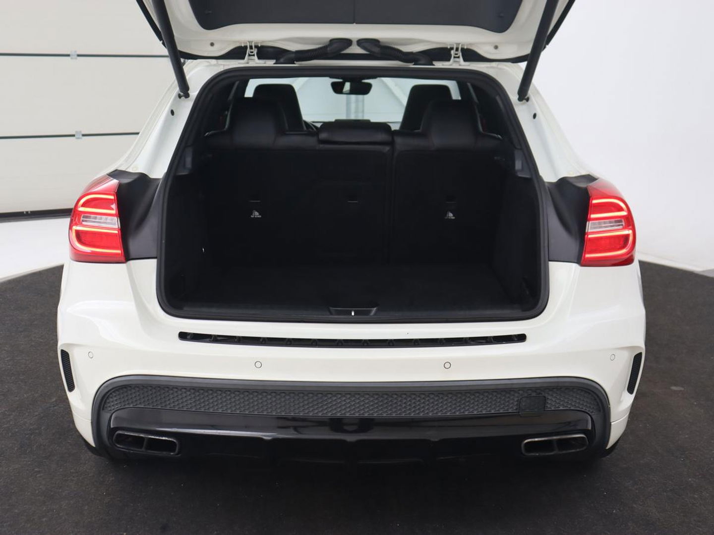 Mercedes-Benz GLA AMG 45 4MATIC | Panoramadak | Stoelverwarming | Xenon | Leder/Alcantara | Park Assist | Navigatie | 19'' lichtmetalen velgen | Cruise control | Bluetooth
