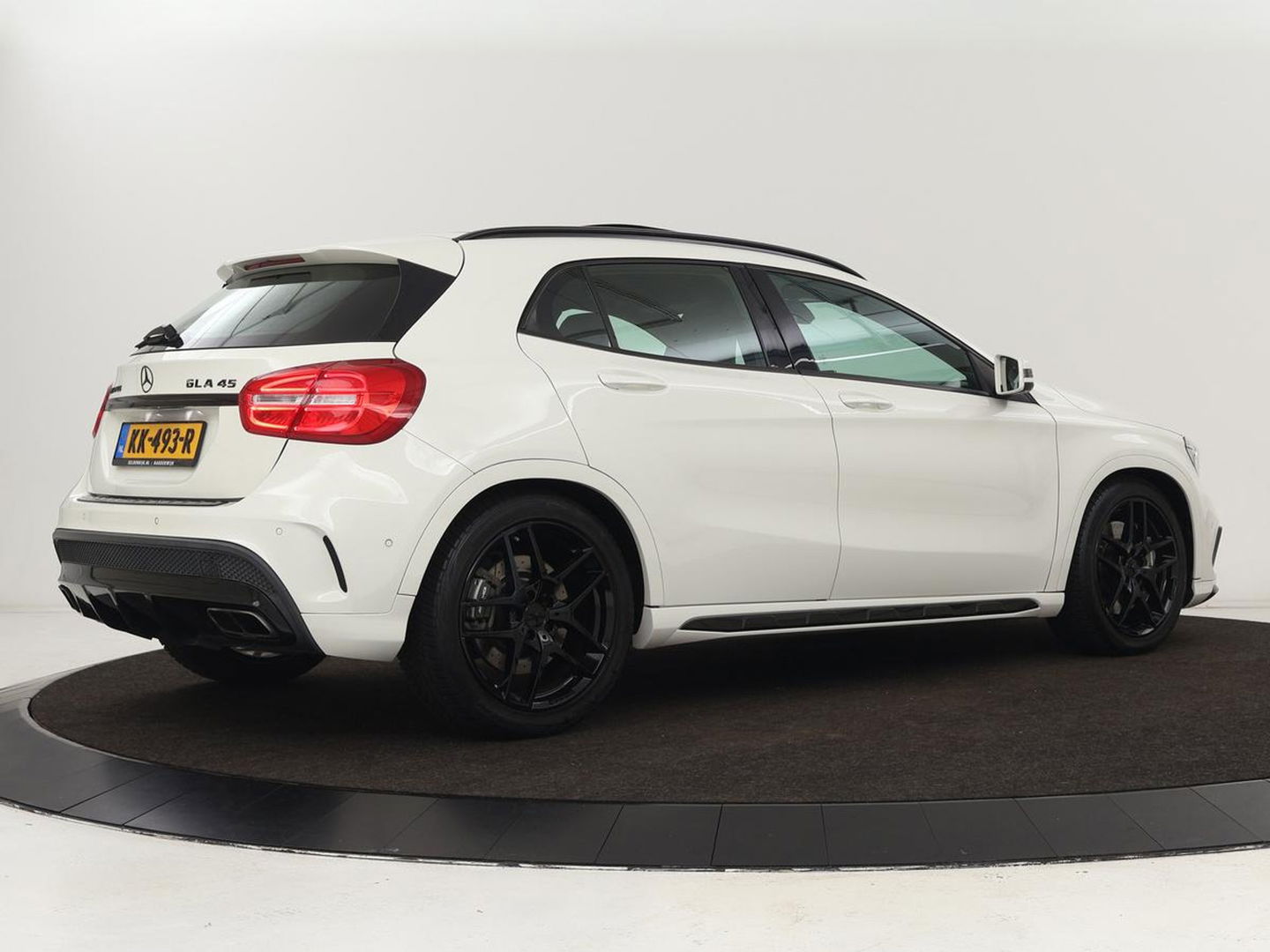 Mercedes-Benz GLA AMG 45 4MATIC | Panoramadak | Stoelverwarming | Xenon | Leder/Alcantara | Park Assist | Navigatie | 19'' lichtmetalen velgen | Cruise control | Bluetooth
