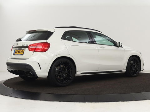 Mercedes-Benz GLA AMG 45 4MATIC | Panoramadak | Stoelverwarming | Xenon | Leder/Alcantara | Park Assist | Navigatie | 19'' lichtmetalen velgen | Cruise control | Bluetooth