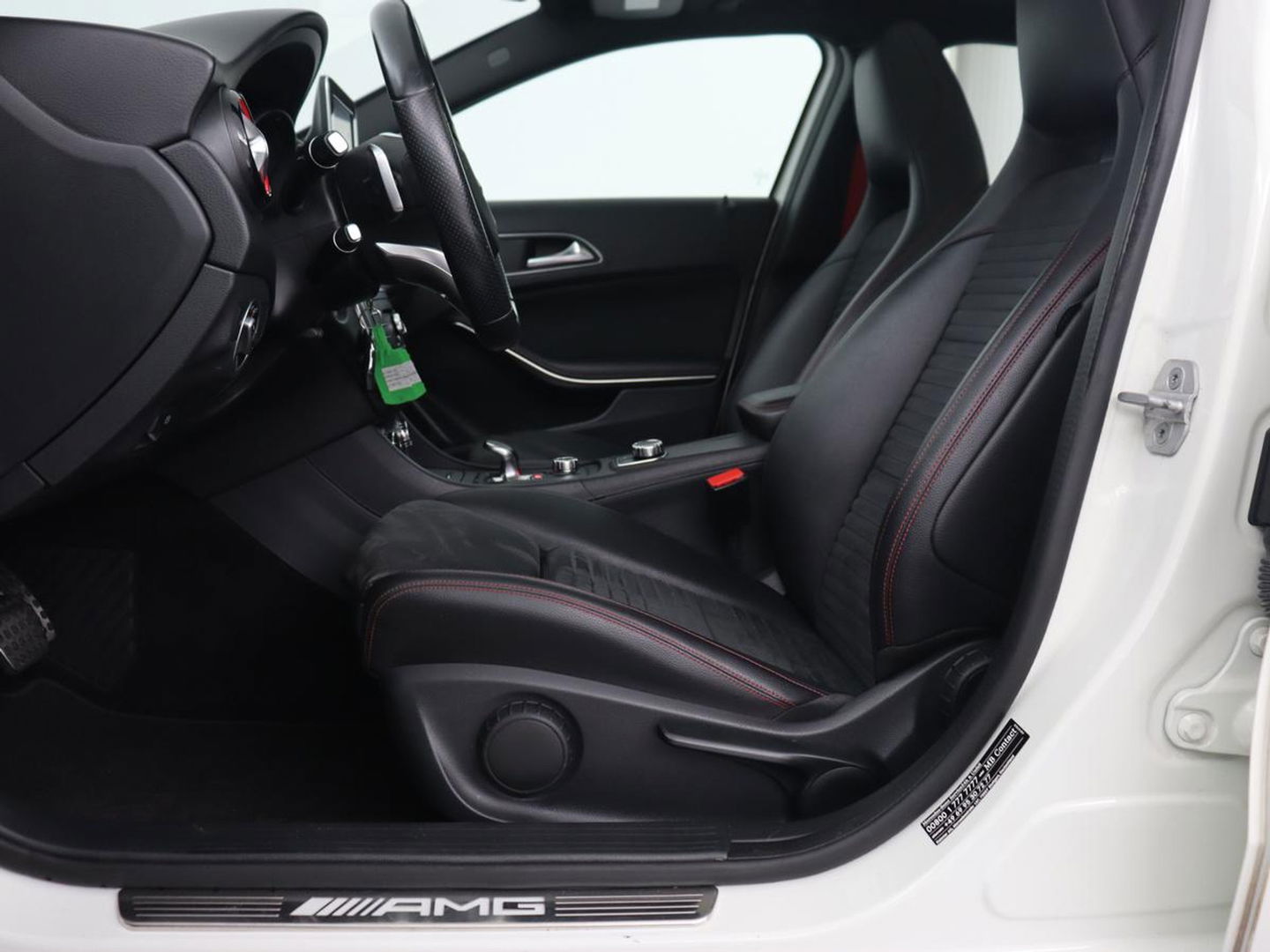 Mercedes-Benz GLA AMG 45 4MATIC | Panoramadak | Stoelverwarming | Xenon | Leder/Alcantara | Park Assist | Navigatie | 19'' lichtmetalen velgen | Cruise control | Bluetooth