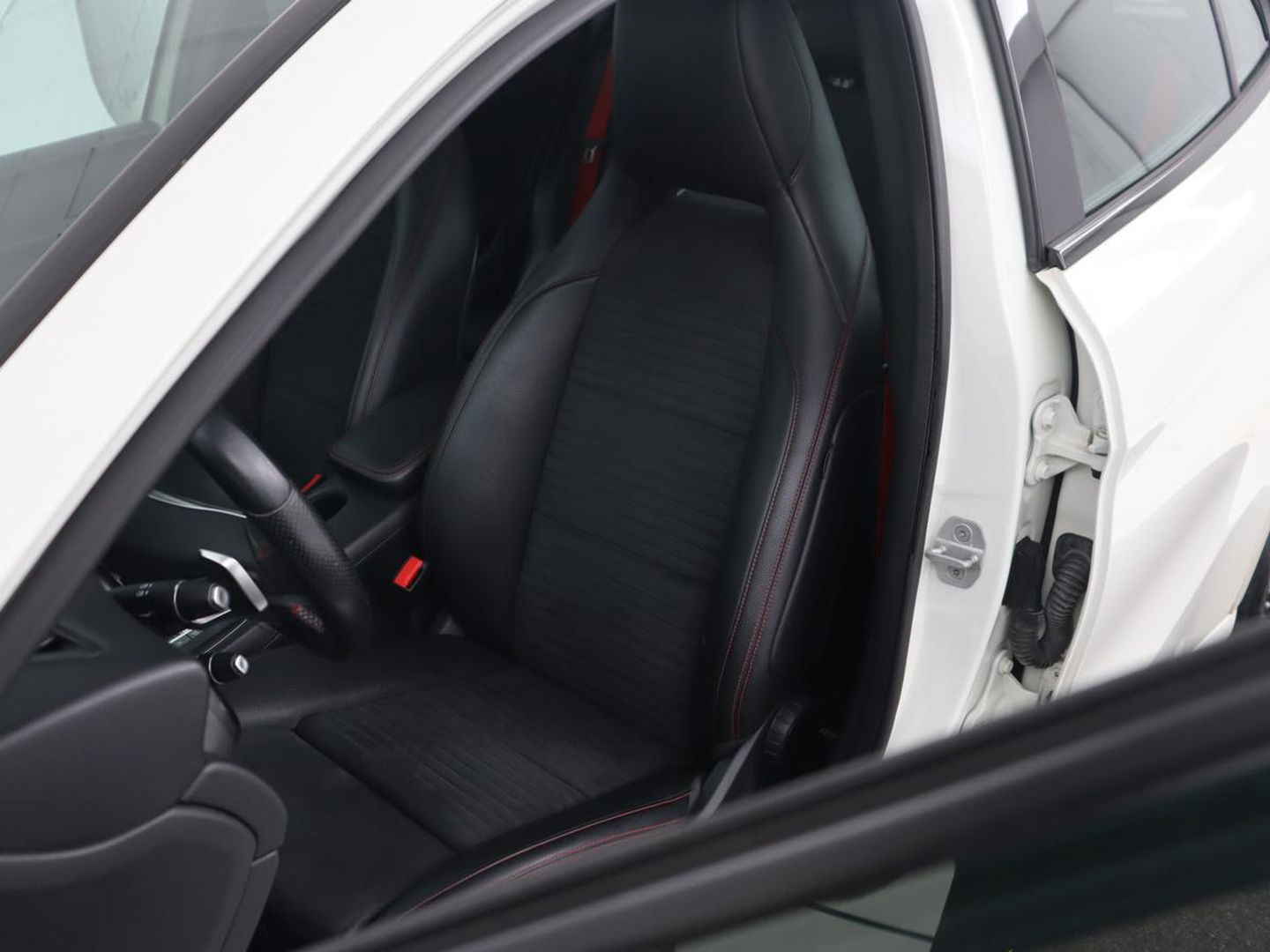 Mercedes-Benz GLA AMG 45 4MATIC | Panoramadak | Stoelverwarming | Xenon | Leder/Alcantara | Park Assist | Navigatie | 19'' lichtmetalen velgen | Cruise control | Bluetooth