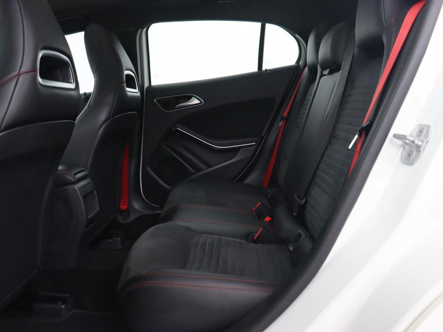 Mercedes-Benz GLA AMG 45 4MATIC | Panoramadak | Stoelverwarming | Xenon | Leder/Alcantara | Park Assist | Navigatie | 19'' lichtmetalen velgen | Cruise control | Bluetooth
