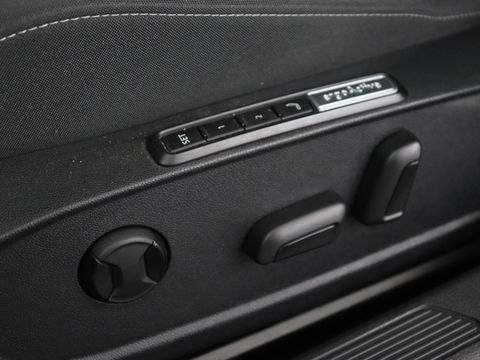 Volkswagen Golf 1.4 eHybrid Style | Head-Up | Trekhaak | Stoel & stuurverwarming | Massage | Adaptive cruise | Memory | Carplay | LED Plus | Navigatie | PHEV | Plug In