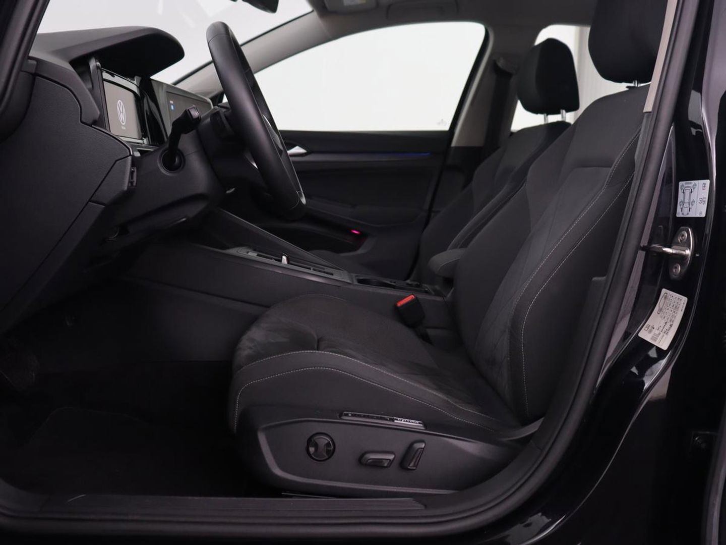 Volkswagen Golf 1.4 eHybrid Style | Head-Up | Trekhaak | Stoel & stuurverwarming | Massage | Adaptive cruise | Memory | Carplay | LED Plus | Navigatie | PHEV | Plug In