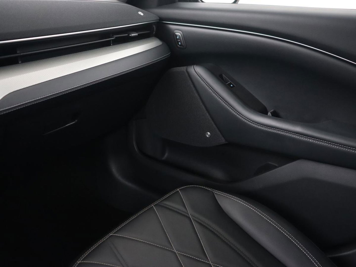 Ford Mustang Mach-E RWD 75 kWh | Leder | Stoelverwarming | 360 Camera | Adaptive cruise | B&O Sound | Stuurverwarming | Carplay | Navigatie