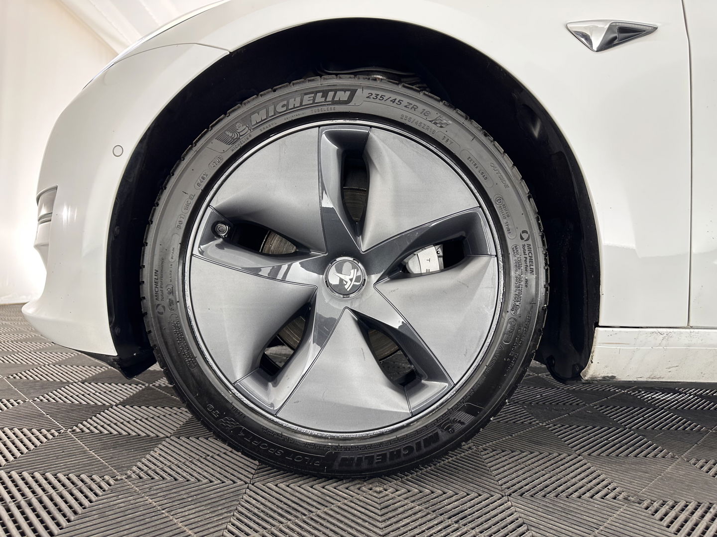 Tesla Model 3 Standard RWD Plus 60 kWh [ 3-Fase ] (INCL-BTW) Aut. *PANO | AUTO-PILOT | LUXURY-LEATHER | KEYLESS | FULL-LED | MEMORY-PACK | SURROUND-VIEW | DAB | CARPLAY | DIGI-COCKPIT | LANE-ASSIST | COMFORT-SEATS | 18"ALU*