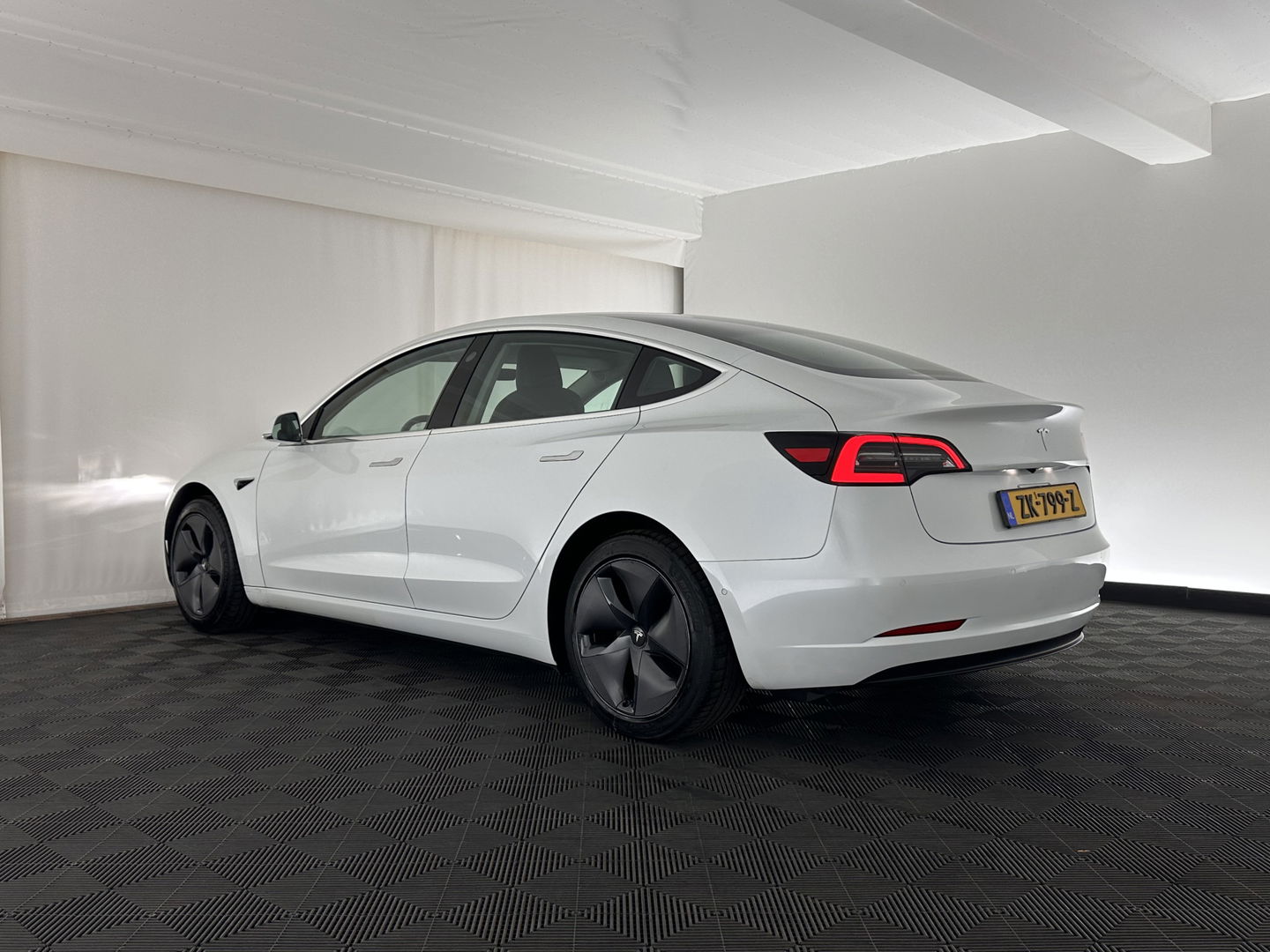 Tesla Model 3 Standard RWD Plus 60 kWh [ 3-Fase ] (INCL-BTW) Aut. *PANO | AUTO-PILOT | LUXURY-LEATHER | KEYLESS | FULL-LED | MEMORY-PACK | SURROUND-VIEW | DAB | CARPLAY | DIGI-COCKPIT | LANE-ASSIST | COMFORT-SEATS | 18"ALU*