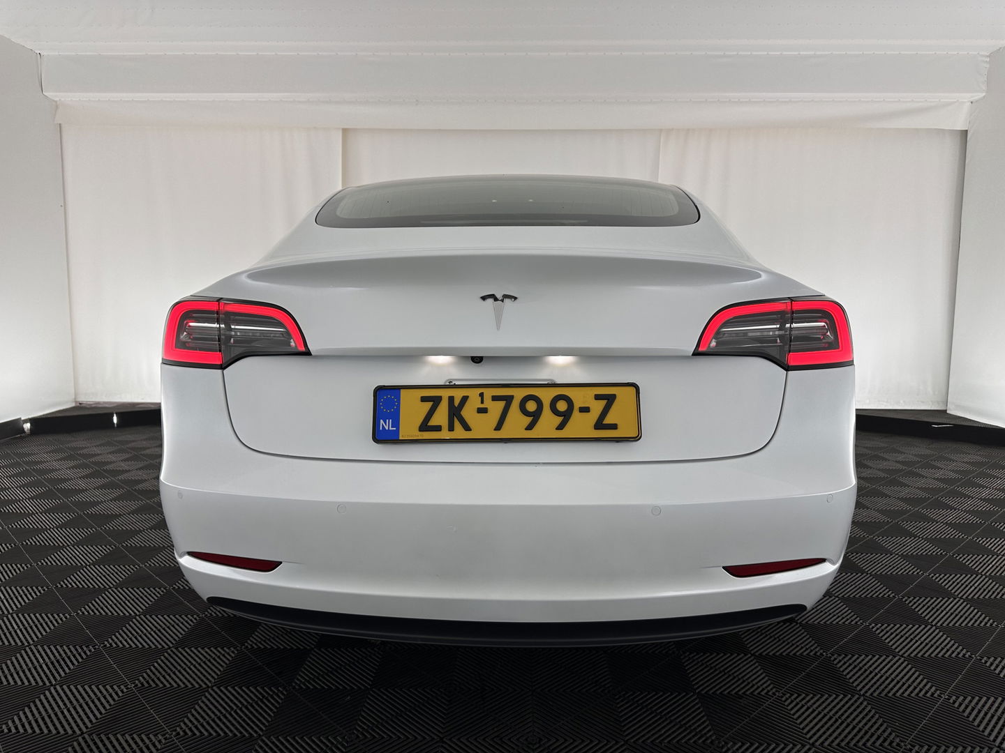 Tesla Model 3 Standard RWD Plus 60 kWh [ 3-Fase ] (INCL-BTW) Aut. *PANO | AUTO-PILOT | LUXURY-LEATHER | KEYLESS | FULL-LED | MEMORY-PACK | SURROUND-VIEW | DAB | CARPLAY | DIGI-COCKPIT | LANE-ASSIST | COMFORT-SEATS | 18"ALU*