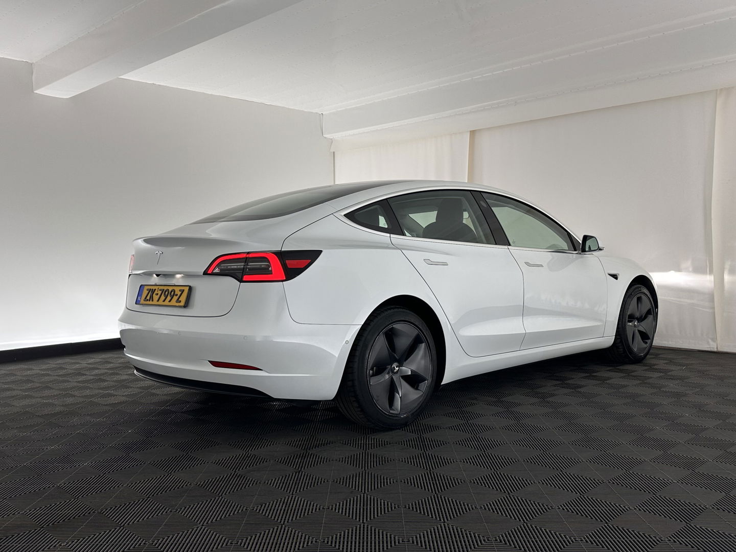 Tesla Model 3 Standard RWD Plus 60 kWh [ 3-Fase ] (INCL-BTW) Aut. *PANO | AUTO-PILOT | LUXURY-LEATHER | KEYLESS | FULL-LED | MEMORY-PACK | SURROUND-VIEW | DAB | CARPLAY | DIGI-COCKPIT | LANE-ASSIST | COMFORT-SEATS | 18"ALU*