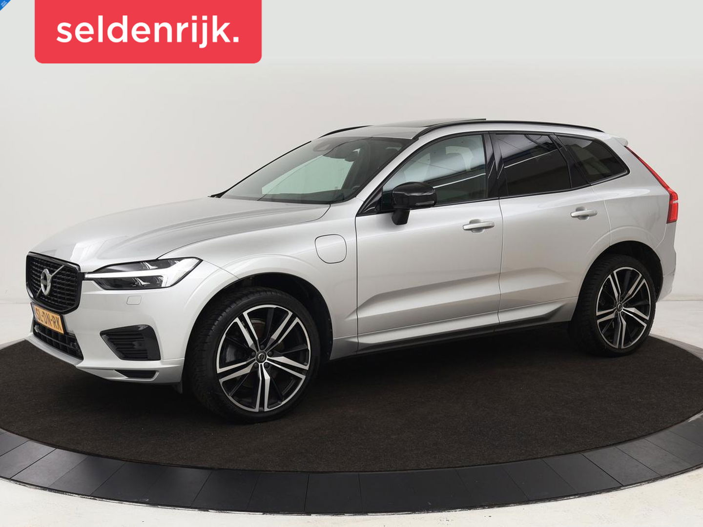 Volvo XC60 2.0 Recharge T6 AWD R-Design | Panoramadak | Stoel & stuurverwarming | Adaptive cruise | Camera | BLIS | Carplay | Half leder | Navigatie | 21'' lichtmetalen velgen | PHEV | Plug In