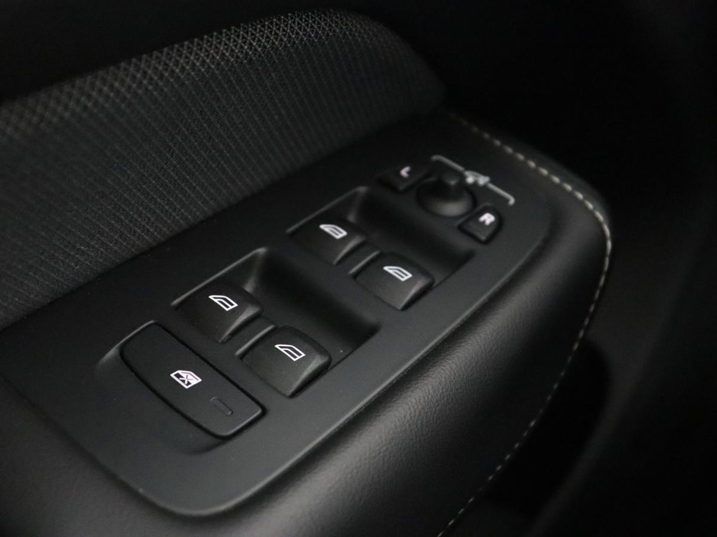 Volvo XC60 2.0 Recharge T6 AWD R-Design | Panoramadak | Stoel & stuurverwarming | Adaptive cruise | Camera | BLIS | Carplay | Half leder | Navigatie | 21'' lichtmetalen velgen | PHEV | Plug In