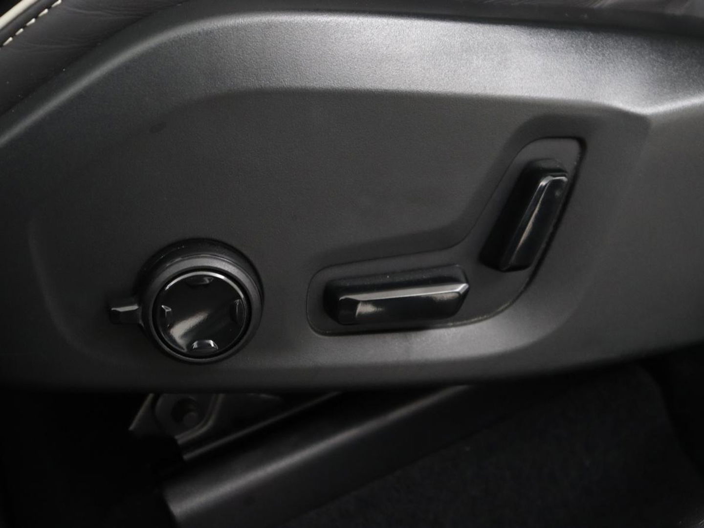 Volvo XC60 2.0 Recharge T6 AWD R-Design | Panoramadak | Stoel & stuurverwarming | Adaptive cruise | Camera | BLIS | Carplay | Half leder | Navigatie | 21'' lichtmetalen velgen | PHEV | Plug In