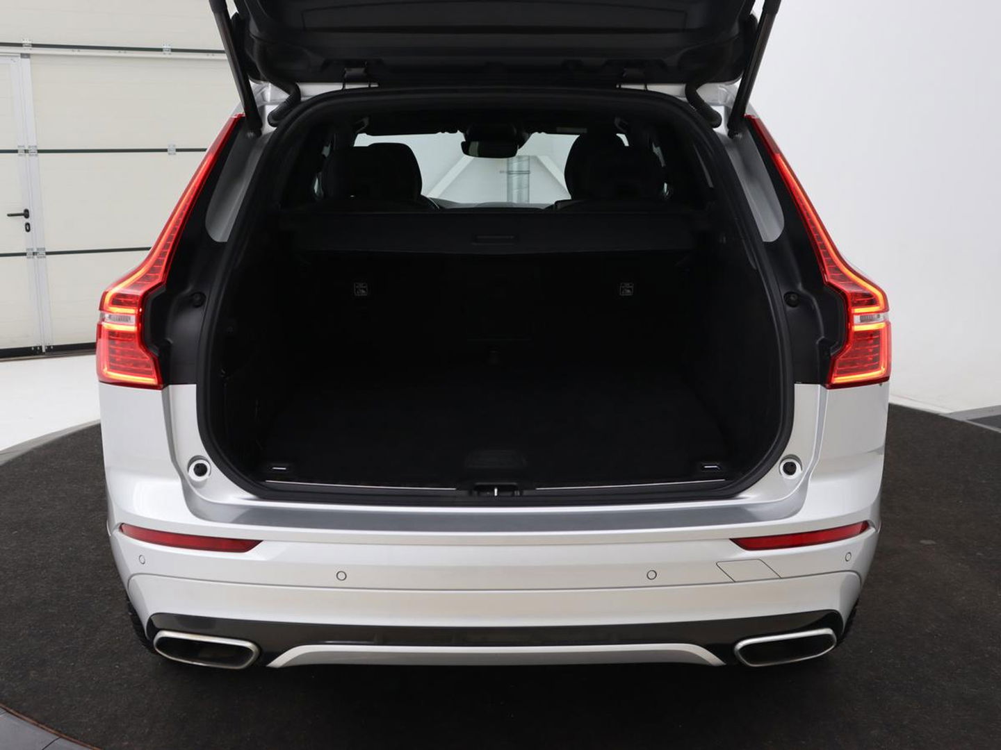 Volvo XC60 2.0 Recharge T6 AWD R-Design | Panoramadak | Stoel & stuurverwarming | Adaptive cruise | Camera | BLIS | Carplay | Half leder | Navigatie | 21'' lichtmetalen velgen | PHEV | Plug In