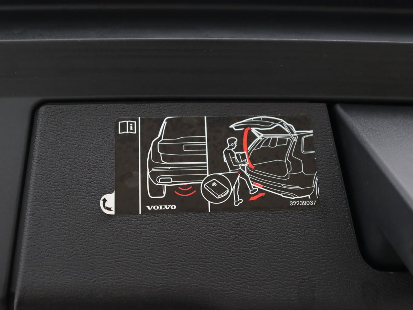 Volvo XC60 2.0 Recharge T6 AWD R-Design | Panoramadak | Stoel & stuurverwarming | Adaptive cruise | Camera | BLIS | Carplay | Half leder | Navigatie | 21'' lichtmetalen velgen | PHEV | Plug In
