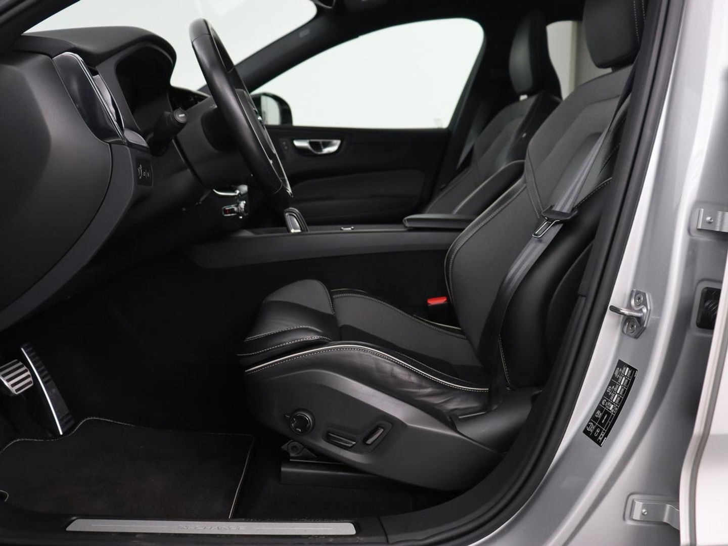 Volvo XC60 2.0 Recharge T6 AWD R-Design | Panoramadak | Stoel & stuurverwarming | Adaptive cruise | Camera | BLIS | Carplay | Half leder | Navigatie | 21'' lichtmetalen velgen | PHEV | Plug In