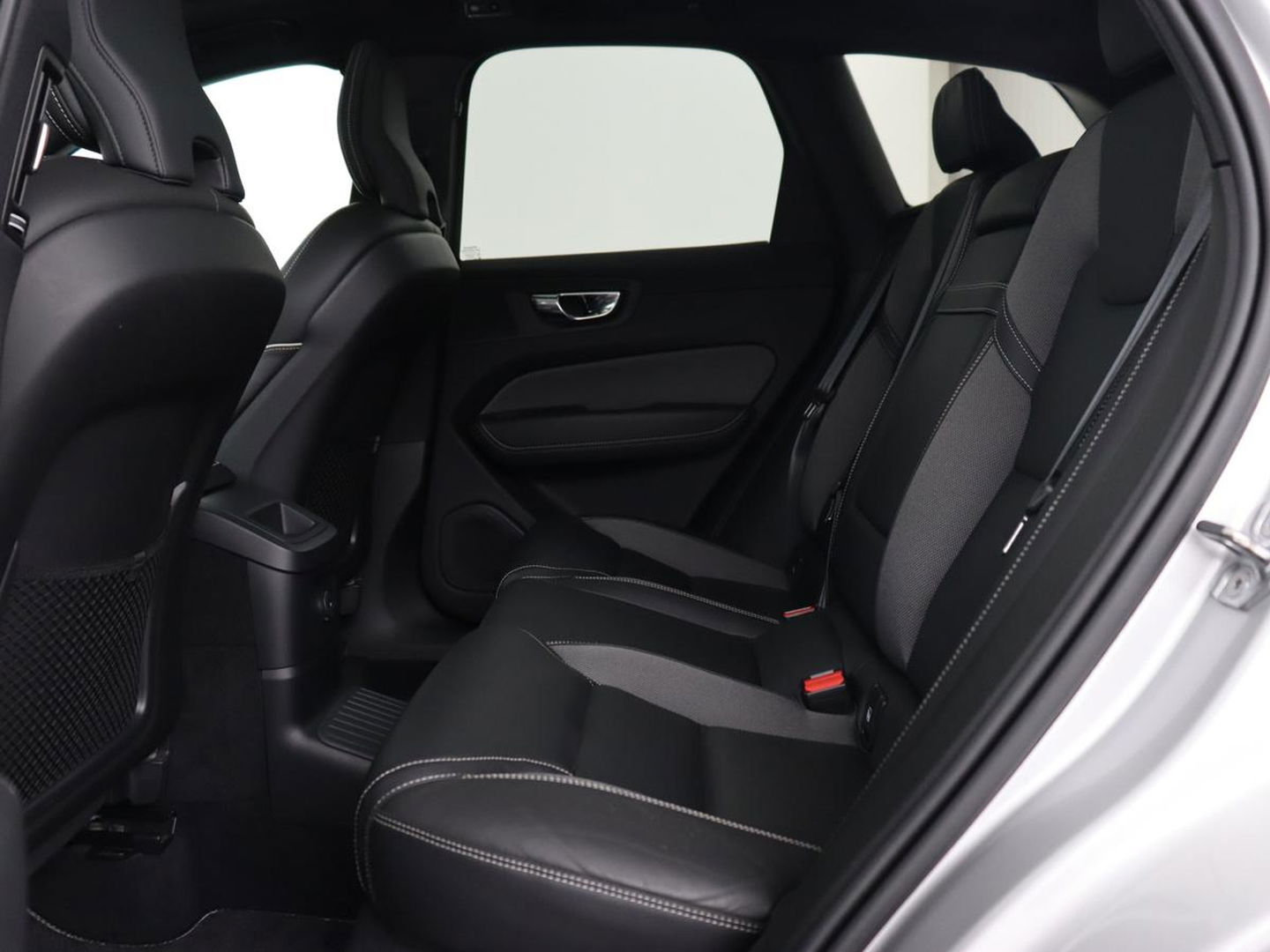 Volvo XC60 2.0 Recharge T6 AWD R-Design | Panoramadak | Stoel & stuurverwarming | Adaptive cruise | Camera | BLIS | Carplay | Half leder | Navigatie | 21'' lichtmetalen velgen | PHEV | Plug In