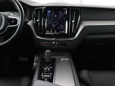 Volvo XC60 2.0 Recharge T6 AWD R-Design | Panoramadak | Stoel & stuurverwarming | Adaptive cruise | Camera | BLIS | Carplay | Half leder | Navigatie | 21'' lichtmetalen velgen | PHEV | Plug In