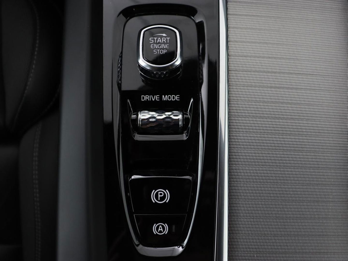 Volvo XC60 2.0 Recharge T6 AWD R-Design | Panoramadak | Stoel & stuurverwarming | Adaptive cruise | Camera | BLIS | Carplay | Half leder | Navigatie | 21'' lichtmetalen velgen | PHEV | Plug In