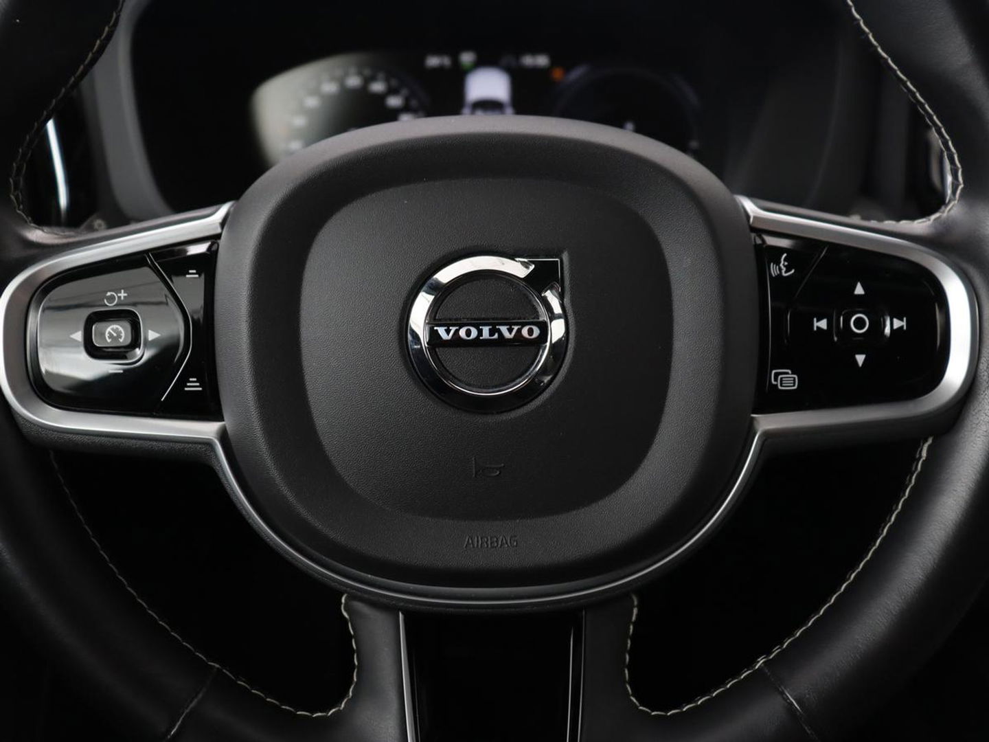 Volvo XC60 2.0 Recharge T6 AWD R-Design | Panoramadak | Stoel & stuurverwarming | Adaptive cruise | Camera | BLIS | Carplay | Half leder | Navigatie | 21'' lichtmetalen velgen | PHEV | Plug In