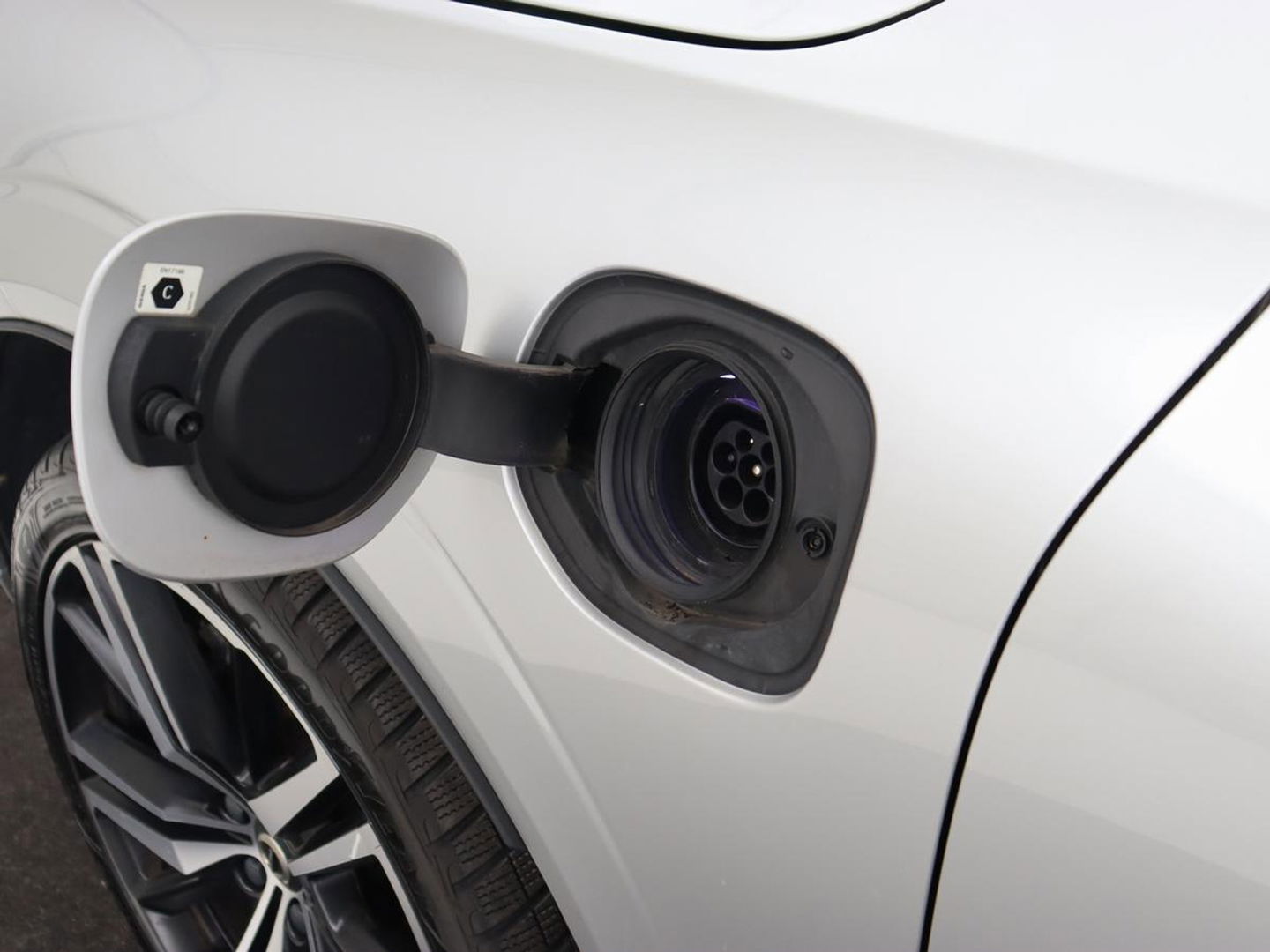 Volvo XC60 2.0 Recharge T6 AWD R-Design | Panoramadak | Stoel & stuurverwarming | Adaptive cruise | Camera | BLIS | Carplay | Half leder | Navigatie | 21'' lichtmetalen velgen | PHEV | Plug In