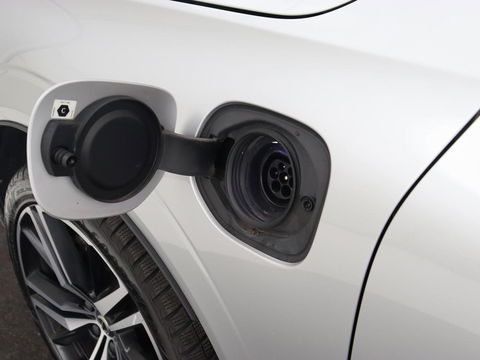 Volvo XC60 2.0 Recharge T6 AWD R-Design | Panoramadak | Stoel & stuurverwarming | Adaptive cruise | Camera | BLIS | Carplay | Half leder | Navigatie | 21'' lichtmetalen velgen | PHEV | Plug In