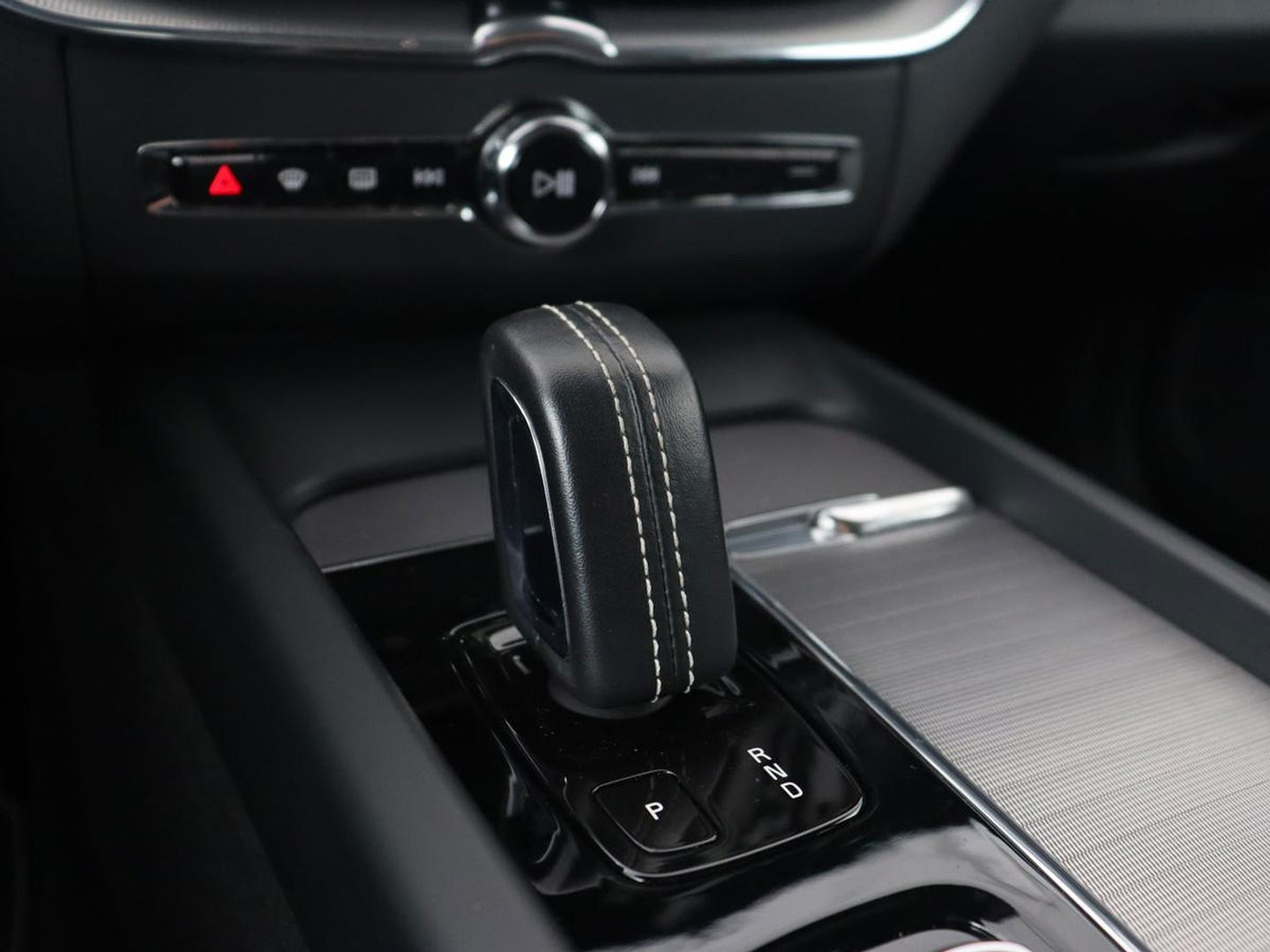 Volvo XC60 2.0 Recharge T6 AWD R-Design | Panoramadak | Stoel & stuurverwarming | Adaptive cruise | Camera | BLIS | Carplay | Half leder | Navigatie | 21'' lichtmetalen velgen | PHEV | Plug In