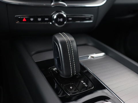 Volvo XC60 2.0 Recharge T6 AWD R-Design | Panoramadak | Stoel & stuurverwarming | Adaptive cruise | Camera | BLIS | Carplay | Half leder | Navigatie | 21'' lichtmetalen velgen | PHEV | Plug In