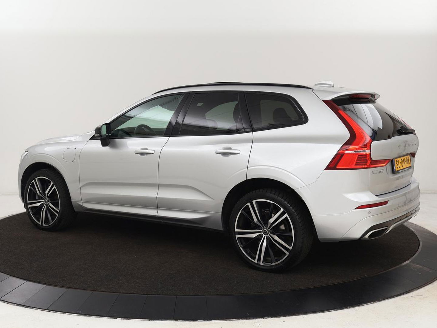 Volvo XC60 2.0 Recharge T6 AWD R-Design | Panoramadak | Stoel & stuurverwarming | Adaptive cruise | Camera | BLIS | Carplay | Half leder | Navigatie | 21'' lichtmetalen velgen | PHEV | Plug In