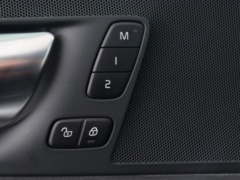 Volvo XC60 2.0 Recharge T6 AWD R-Design | Panoramadak | Stoel & stuurverwarming | Adaptive cruise | Camera | BLIS | Carplay | Half leder | Navigatie | 21'' lichtmetalen velgen | PHEV | Plug In