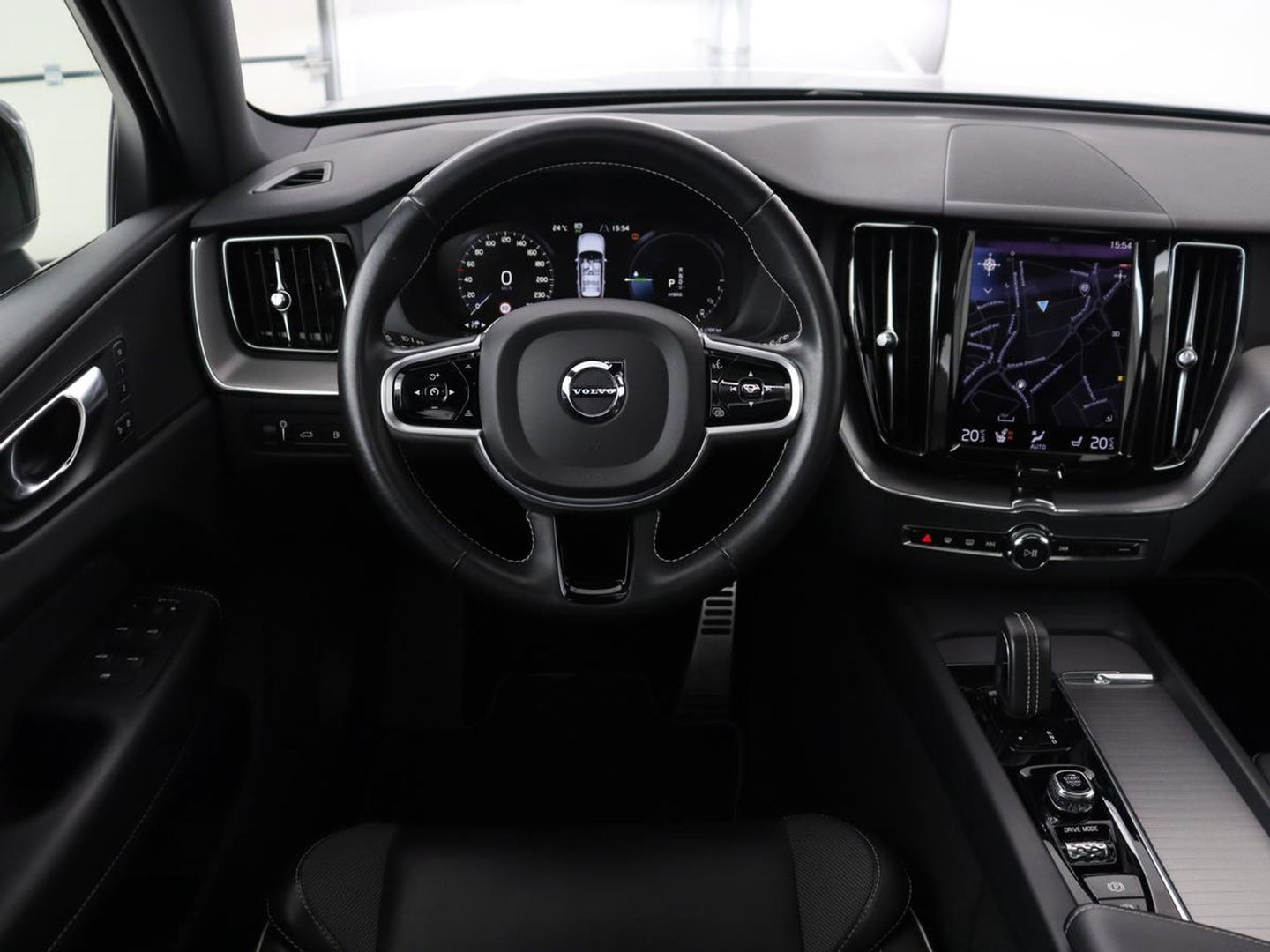 Volvo XC60 2.0 Recharge T6 AWD R-Design | Panoramadak | Stoel & stuurverwarming | Adaptive cruise | Camera | BLIS | Carplay | Half leder | Navigatie | 21'' lichtmetalen velgen | PHEV | Plug In