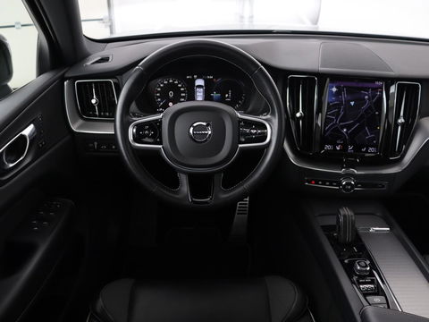 Volvo XC60 2.0 Recharge T6 AWD R-Design | Panoramadak | Stoel & stuurverwarming | Adaptive cruise | Camera | BLIS | Carplay | Half leder | Navigatie | 21'' lichtmetalen velgen | PHEV | Plug In