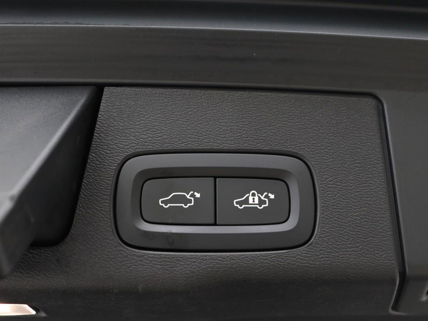 Volvo XC60 2.0 Recharge T6 AWD R-Design | Panoramadak | Stoel & stuurverwarming | Adaptive cruise | Camera | BLIS | Carplay | Half leder | Navigatie | 21'' lichtmetalen velgen | PHEV | Plug In