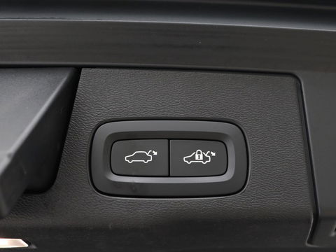 Volvo XC60 2.0 Recharge T6 AWD R-Design | Panoramadak | Stoel & stuurverwarming | Adaptive cruise | Camera | BLIS | Carplay | Half leder | Navigatie | 21'' lichtmetalen velgen | PHEV | Plug In