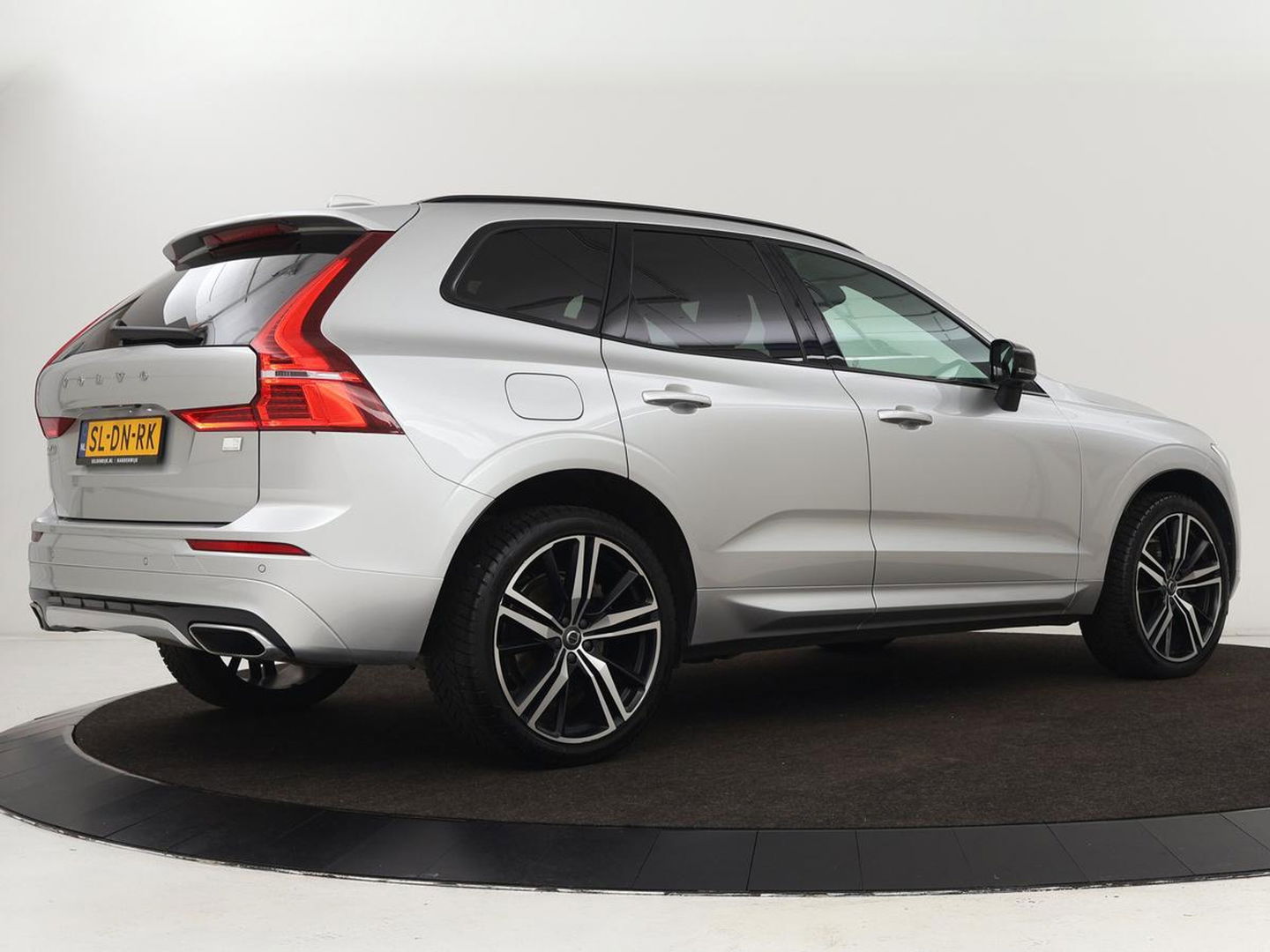 Volvo XC60 2.0 Recharge T6 AWD R-Design | Panoramadak | Stoel & stuurverwarming | Adaptive cruise | Camera | BLIS | Carplay | Half leder | Navigatie | 21'' lichtmetalen velgen | PHEV | Plug In
