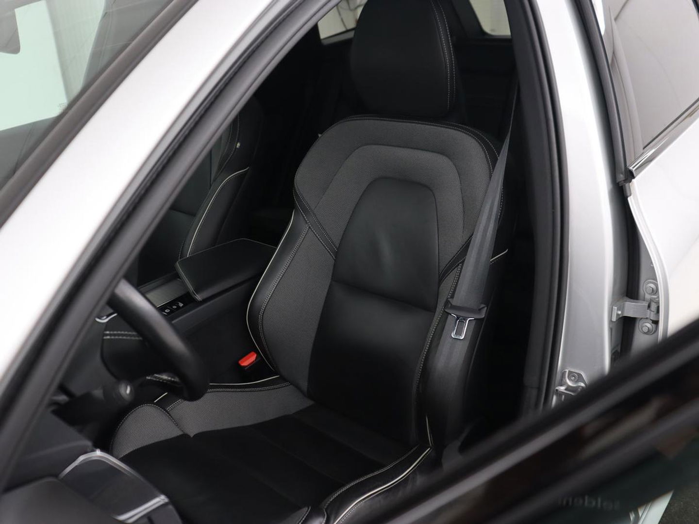 Volvo XC60 2.0 Recharge T6 AWD R-Design | Panoramadak | Stoel & stuurverwarming | Adaptive cruise | Camera | BLIS | Carplay | Half leder | Navigatie | 21'' lichtmetalen velgen | PHEV | Plug In