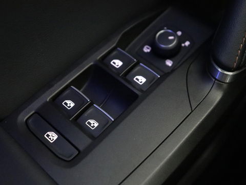CUPRA Leon 1.4 e-Hybrid VZ | 245pk | Stoel & stuurverwarming | Carplay | Camera | Adaptive cruise | Keyless | Park Assist | Sfeerverlichting | Full LED | Navigatie | Sportstoelen | PHEV | Plug In