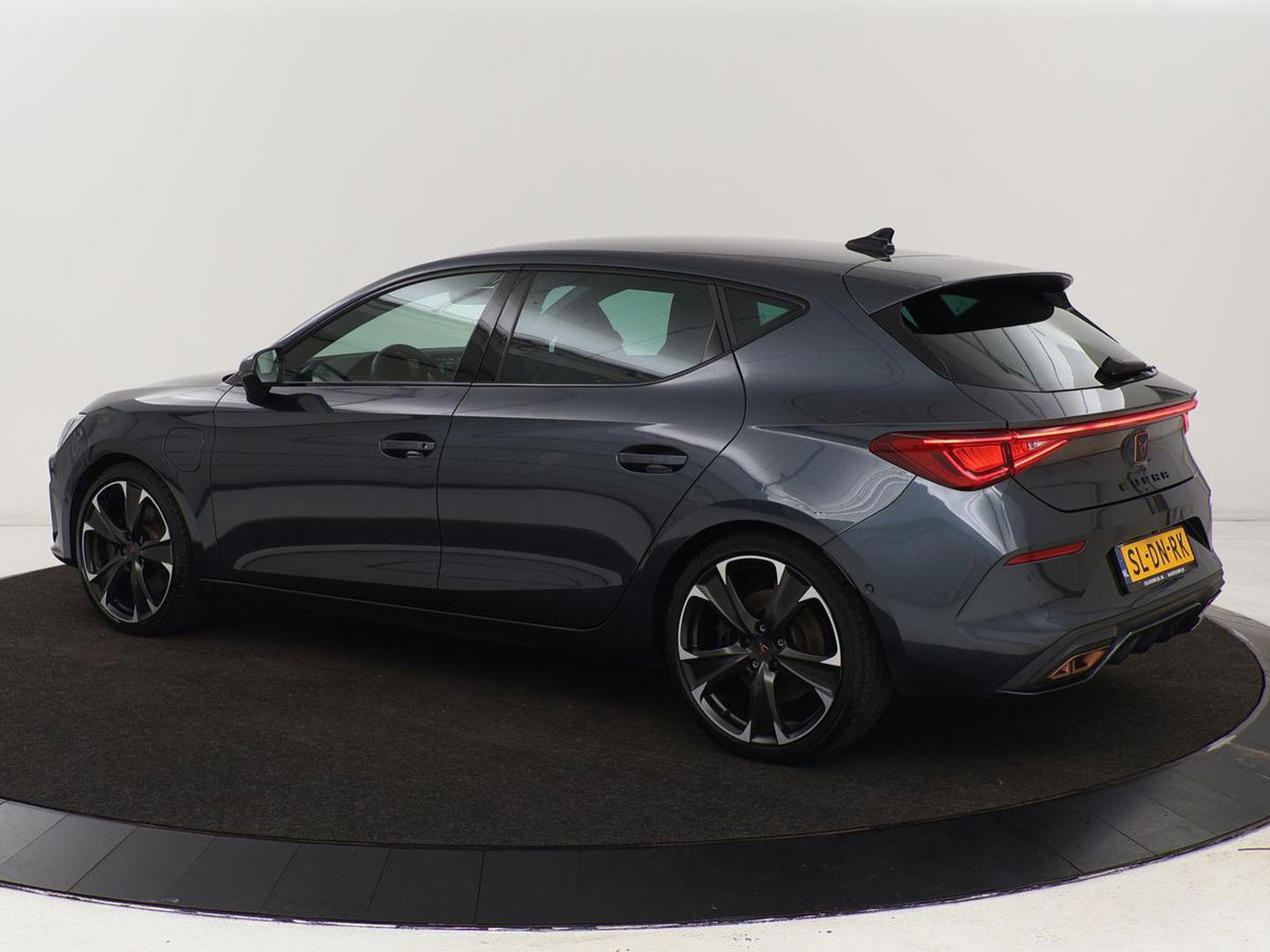 CUPRA Leon 1.4 e-Hybrid VZ | 245pk | Stoel & stuurverwarming | Carplay | Camera | Adaptive cruise | Keyless | Park Assist | Sfeerverlichting | Full LED | Navigatie | Sportstoelen | PHEV | Plug In