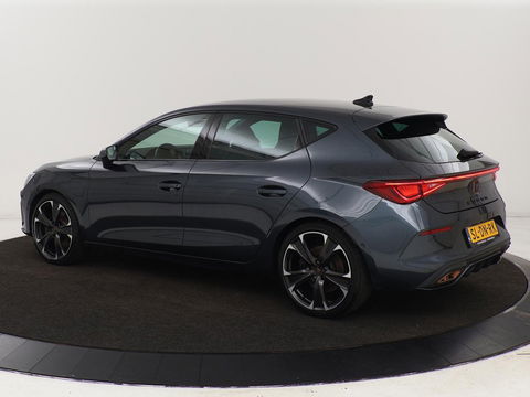 CUPRA Leon 1.4 e-Hybrid VZ | 245pk | Stoel & stuurverwarming | Carplay | Camera | Adaptive cruise | Keyless | Park Assist | Sfeerverlichting | Full LED | Navigatie | Sportstoelen | PHEV | Plug In