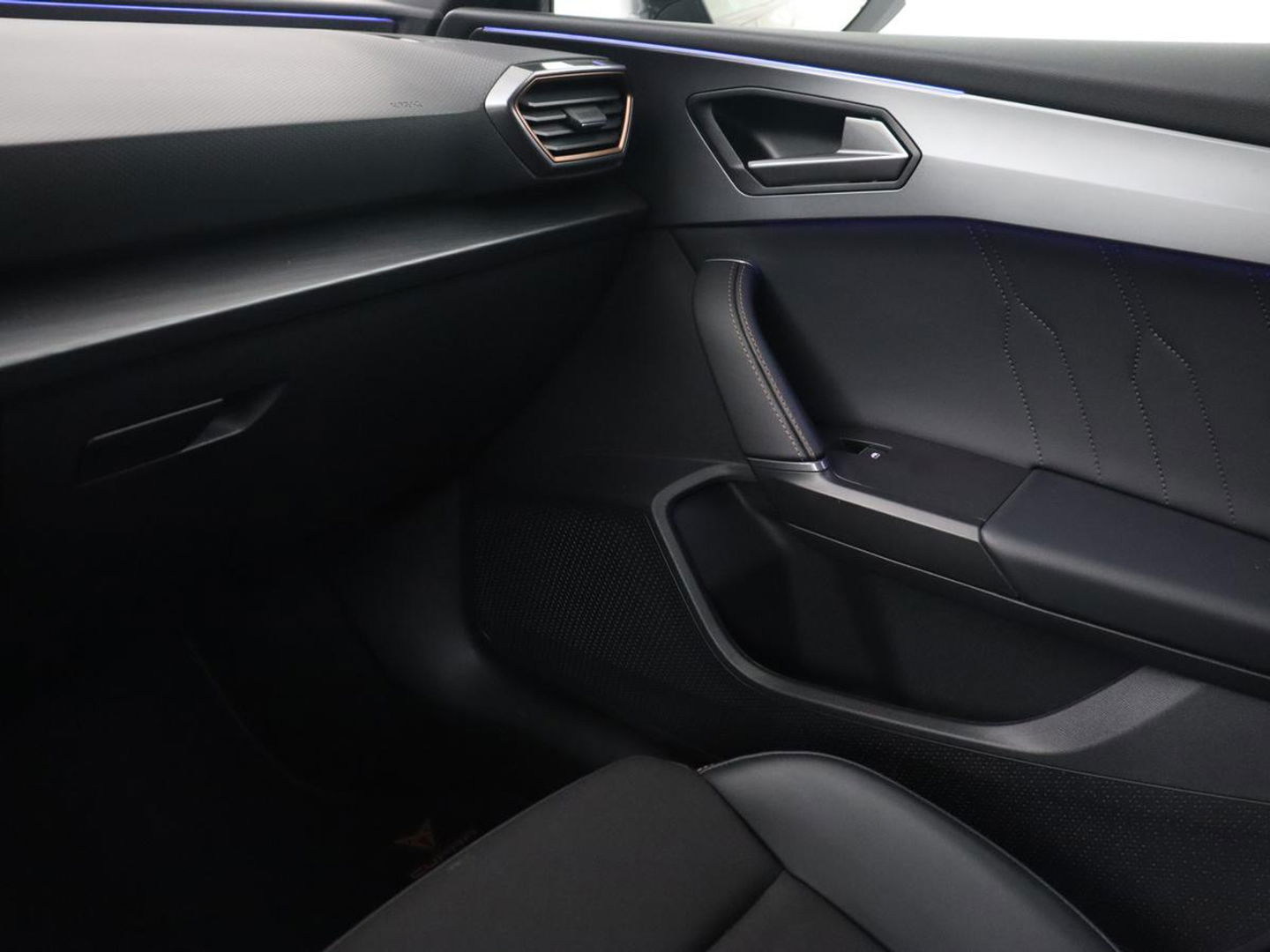 CUPRA Leon 1.4 e-Hybrid VZ | 245pk | Stoel & stuurverwarming | Carplay | Camera | Adaptive cruise | Keyless | Park Assist | Sfeerverlichting | Full LED | Navigatie | Sportstoelen | PHEV | Plug In