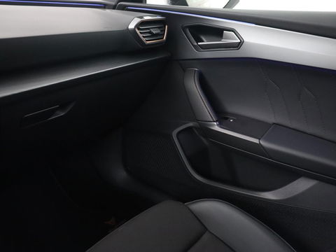 CUPRA Leon 1.4 e-Hybrid VZ | 245pk | Stoel & stuurverwarming | Carplay | Camera | Adaptive cruise | Keyless | Park Assist | Sfeerverlichting | Full LED | Navigatie | Sportstoelen | PHEV | Plug In