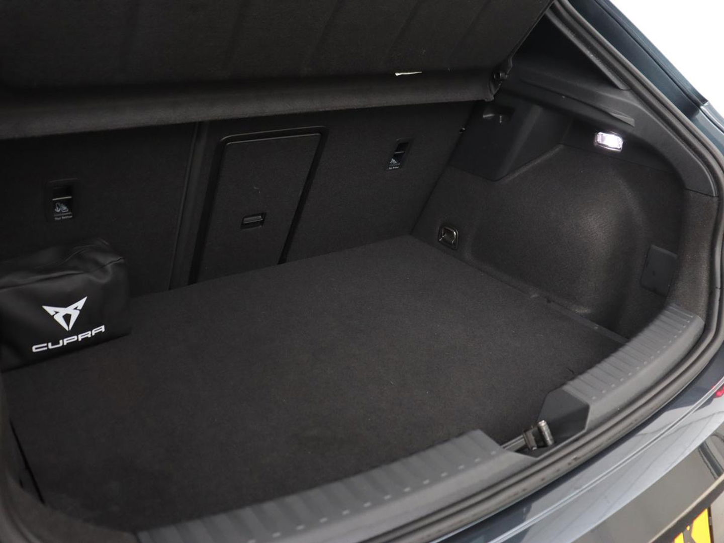 CUPRA Leon 1.4 e-Hybrid VZ | 245pk | Stoel & stuurverwarming | Carplay | Camera | Adaptive cruise | Keyless | Park Assist | Sfeerverlichting | Full LED | Navigatie | Sportstoelen | PHEV | Plug In