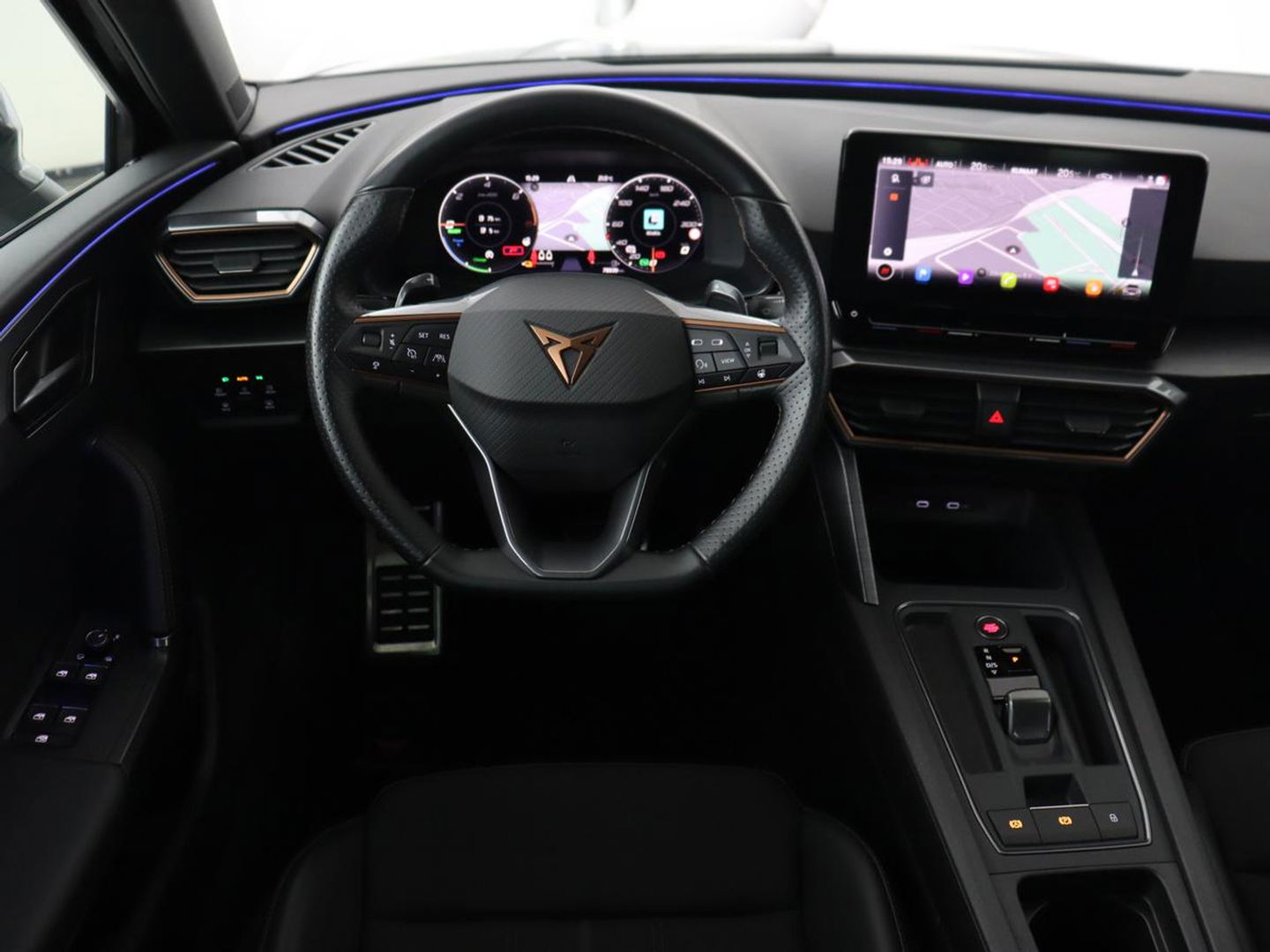 CUPRA Leon 1.4 e-Hybrid VZ | 245pk | Stoel & stuurverwarming | Carplay | Camera | Adaptive cruise | Keyless | Park Assist | Sfeerverlichting | Full LED | Navigatie | Sportstoelen | PHEV | Plug In