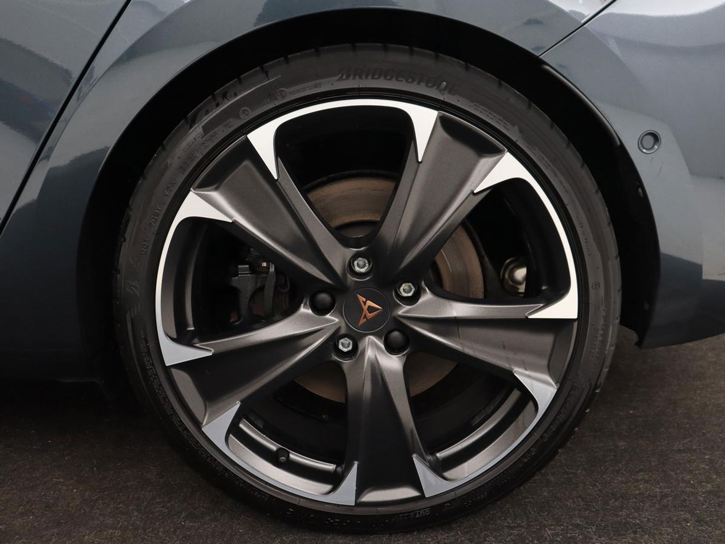 CUPRA Leon 1.4 e-Hybrid VZ | 245pk | Stoel & stuurverwarming | Carplay | Camera | Adaptive cruise | Keyless | Park Assist | Sfeerverlichting | Full LED | Navigatie | Sportstoelen | PHEV | Plug In