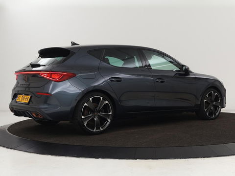 CUPRA Leon 1.4 e-Hybrid VZ | 245pk | Stoel & stuurverwarming | Carplay | Camera | Adaptive cruise | Keyless | Park Assist | Sfeerverlichting | Full LED | Navigatie | Sportstoelen | PHEV | Plug In