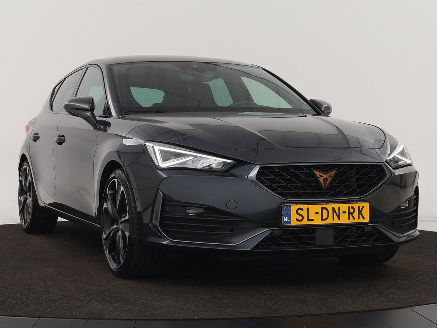 CUPRA Leon 1.4 e-Hybrid VZ | 245pk | Stoel & stuurverwarming | Carplay | Camera | Adaptive cruise | Keyless | Park Assist | Sfeerverlichting | Full LED | Navigatie | Sportstoelen | PHEV | Plug In