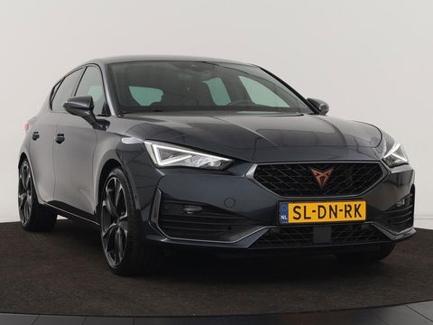 CUPRA Leon 1.4 e-Hybrid VZ | 245pk | Stoel & stuurverwarming | Carplay | Camera | Adaptive cruise | Keyless | Park Assist | Sfeerverlichting | Full LED | Navigatie | Sportstoelen | PHEV | Plug In