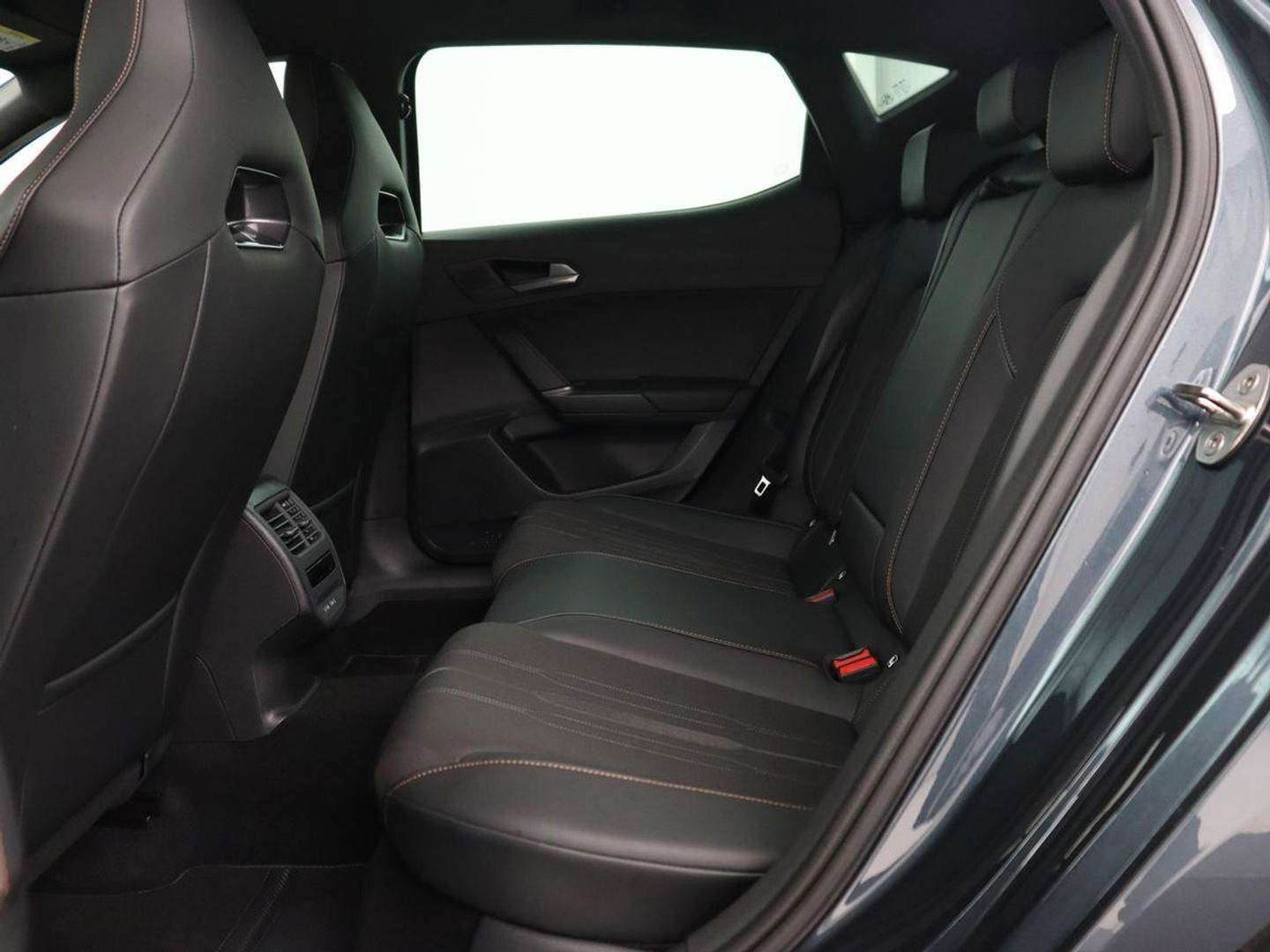 CUPRA Leon 1.4 e-Hybrid VZ | 245pk | Stoel & stuurverwarming | Carplay | Camera | Adaptive cruise | Keyless | Park Assist | Sfeerverlichting | Full LED | Navigatie | Sportstoelen | PHEV | Plug In