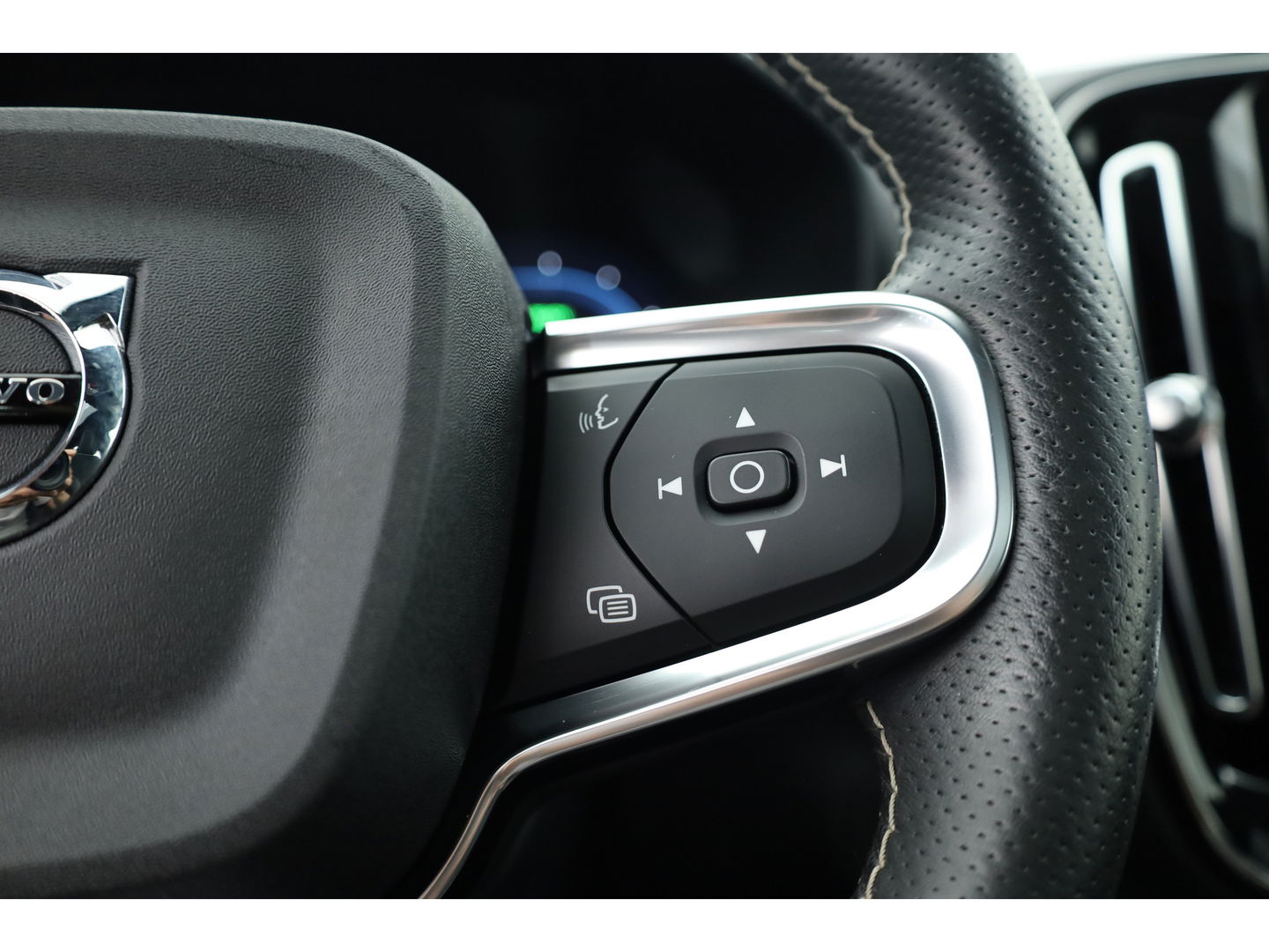 Volvo XC40 Recharge P8 AWD R-Design | Pano | 360cam | H&K | Elek. Trekhaak | 20'' | Adapt. Cruise | Elek. Stoelen